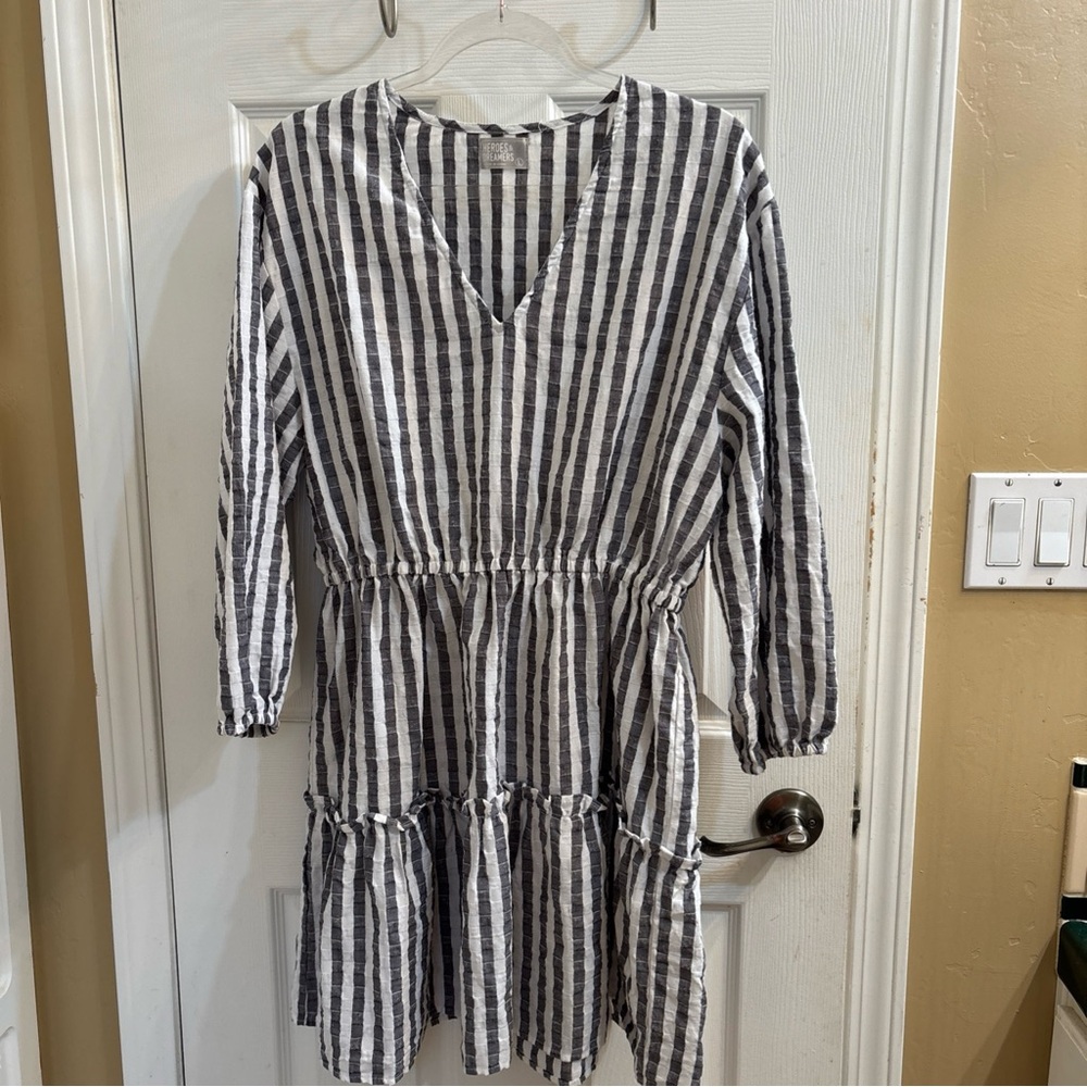 HEROES & DREAMERS GRAY & WHITE STRIPED TIERED DRESS WITH BALLOON SLEEVES.